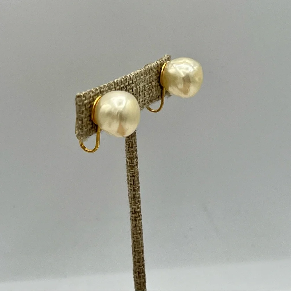 Vintage KENNETH LANE clip on gold & pearl classic style earrings - Picture 1 of 6